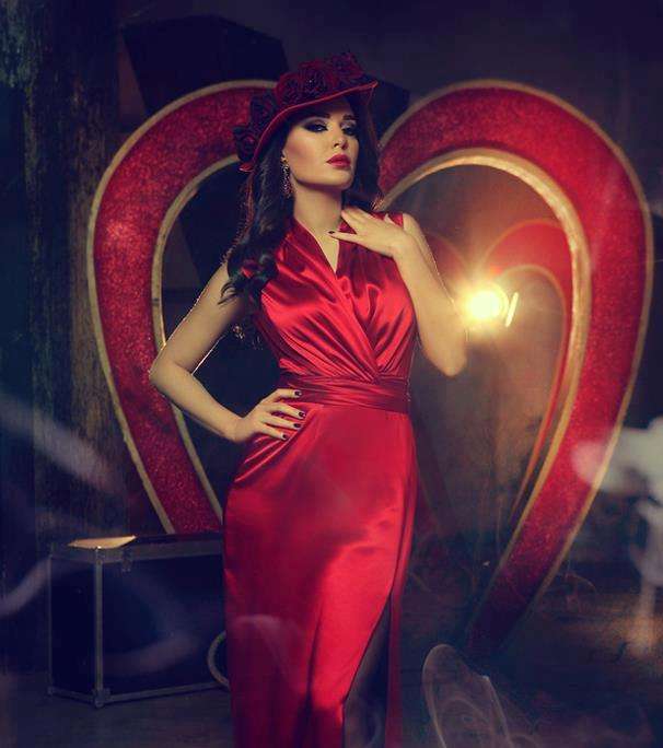 سيرين عبد النور تختار الفساتين الطويلة الحريرية لجلساتها التصويرية