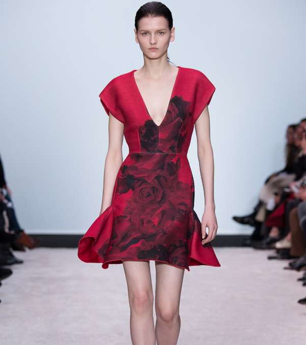 الفستان القصير باللون الفوشيا