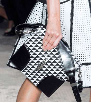 من Proenza schouler، اختاري حقيبتك بموضة الـ High Contrast 