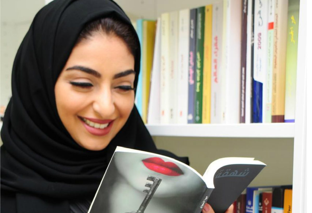 الكاتبة مها النهدي مع كتابها شهقة باب