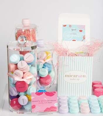 أدوات ماكياج شبيهة بحلوى الماكارون 