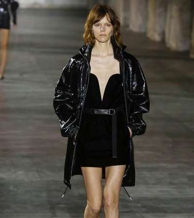 موضة السترة الجلدية باسلوب الباركا من سان لوران لصيف 2017