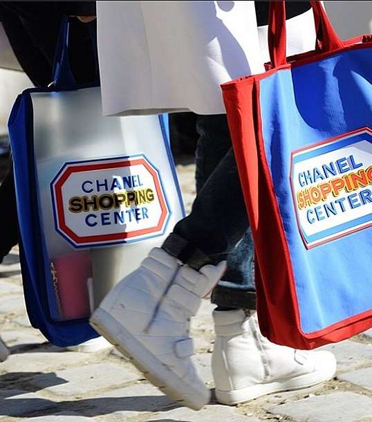 شوارع الموضة تنتشر بحقائب CHANEL الشوبينغ