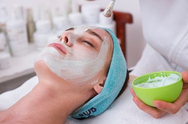 طريقة تنظيف البشره بعمق في المنزل 