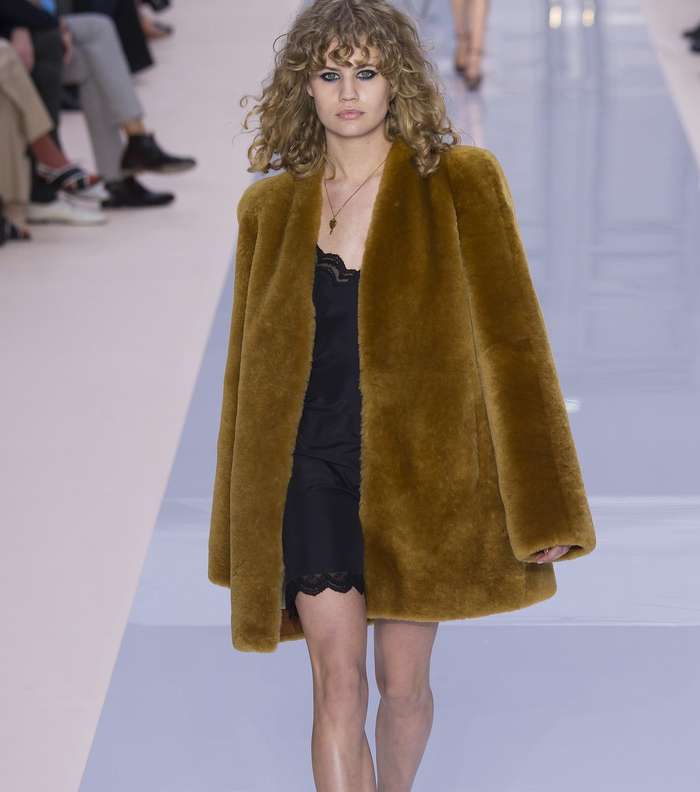 روب النوم اللانجري مع سترة الفرو الضخمة من كلوي لشتاء 2018