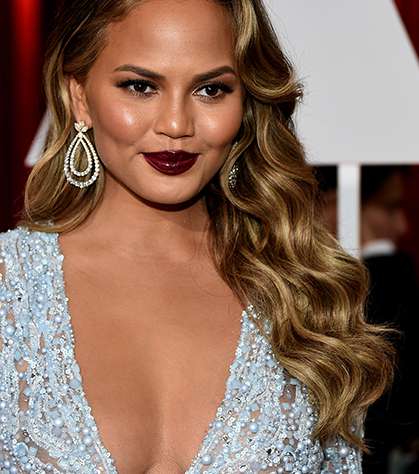 كريس تايغن تختار دوماً احمر الشفاه الداكن