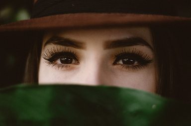 هذا النوع من النساء يملك سحراً خاصاً في عيونهن