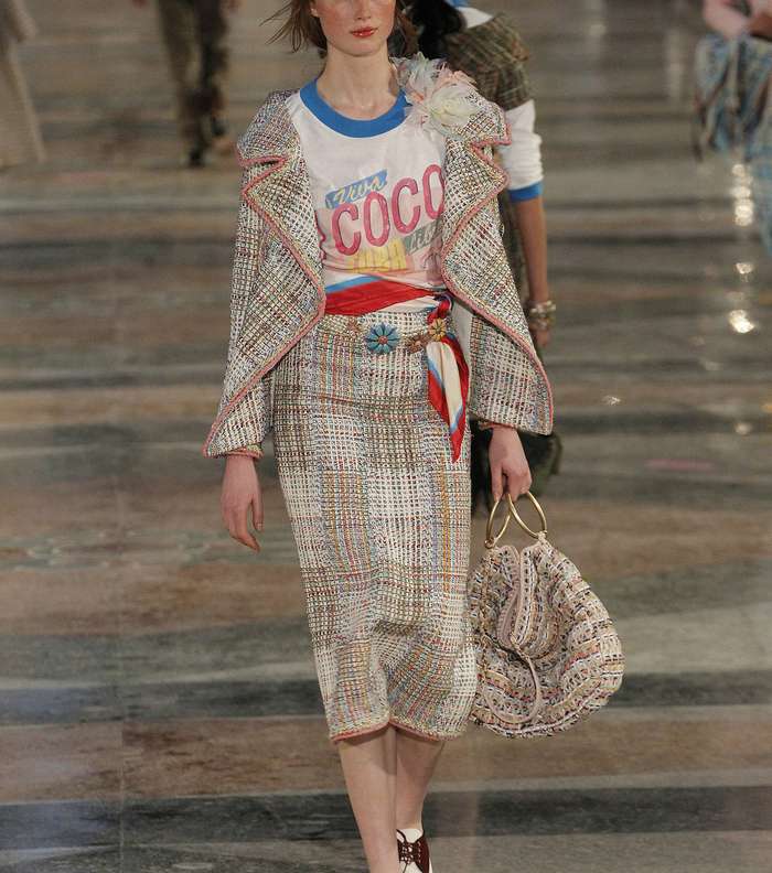 موضة الـ  Tshirt المطبعة بشعار الدار من CHANEL كروز 2017