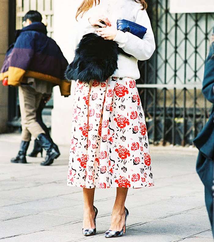 لاطلالة شتوية مع الازياء الصيفية، اضيفي سترة الفرو مع التنورة المطبعة بالازهار