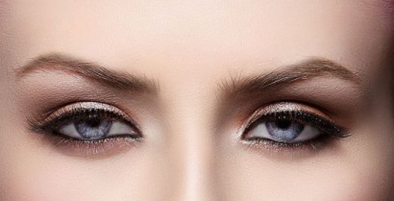 اتقني طريقة عمل مكياج العيون الناعسه