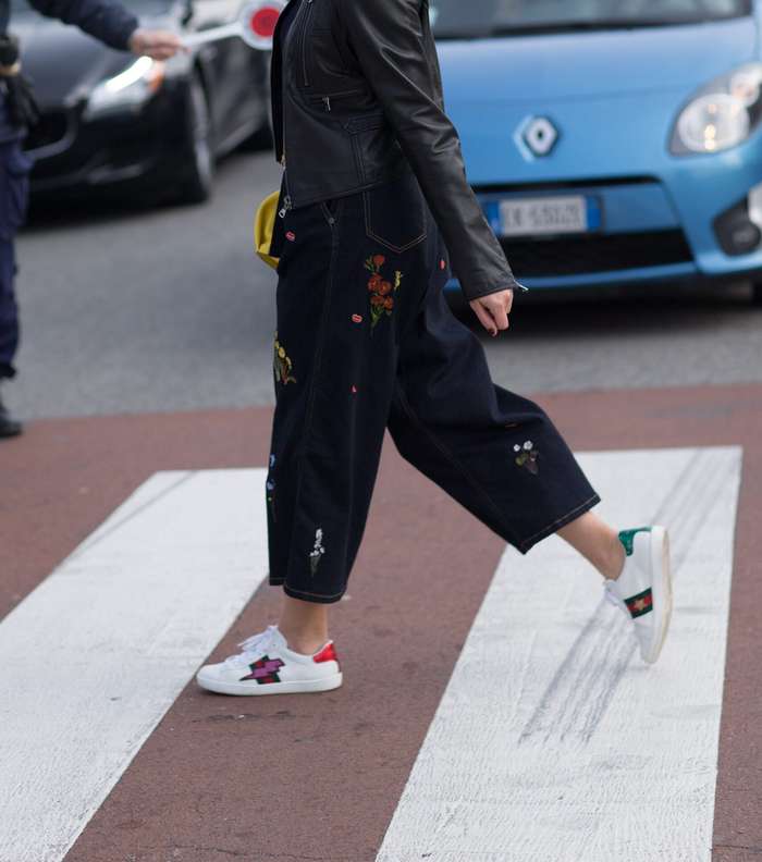 جينر الـ Culotte المطبع والمطرز بالرسومات مع الحذاء الرياضي من غوتشي في شوارع ميلانو لاسبوع الموضة لشتاء 2018