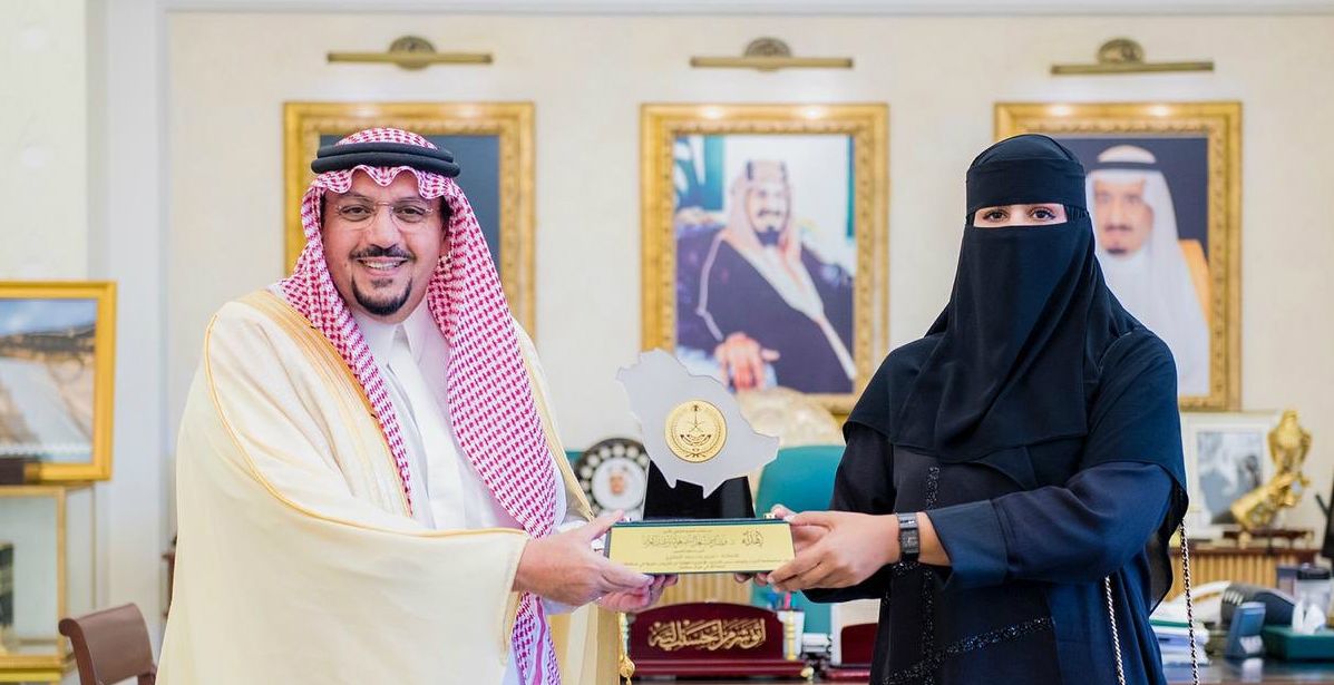 أمير منطقة القصيم يكرم مريم المطيري نظير مساهماتها 
