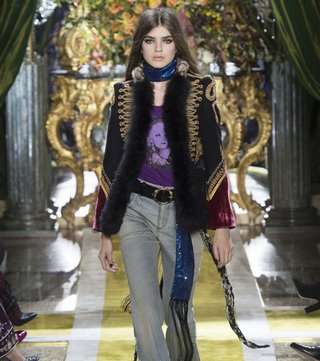 اختاري لهذا الموسم سترة الجينز بالاسلوب العسكري من روبيرتو كافالي