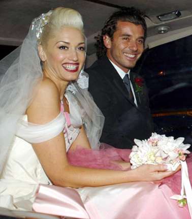 غوين ستيفاني هي أيضأً أحبّت إدخال اللون الزهري إلى ثوب زفافها 