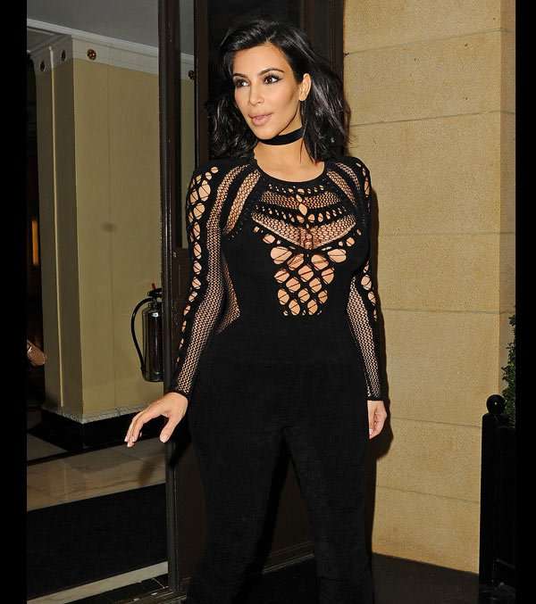 كيم كارداشيان بـ Jumpsuit ملفت وجذاب من توقيع Julien Macdonald 