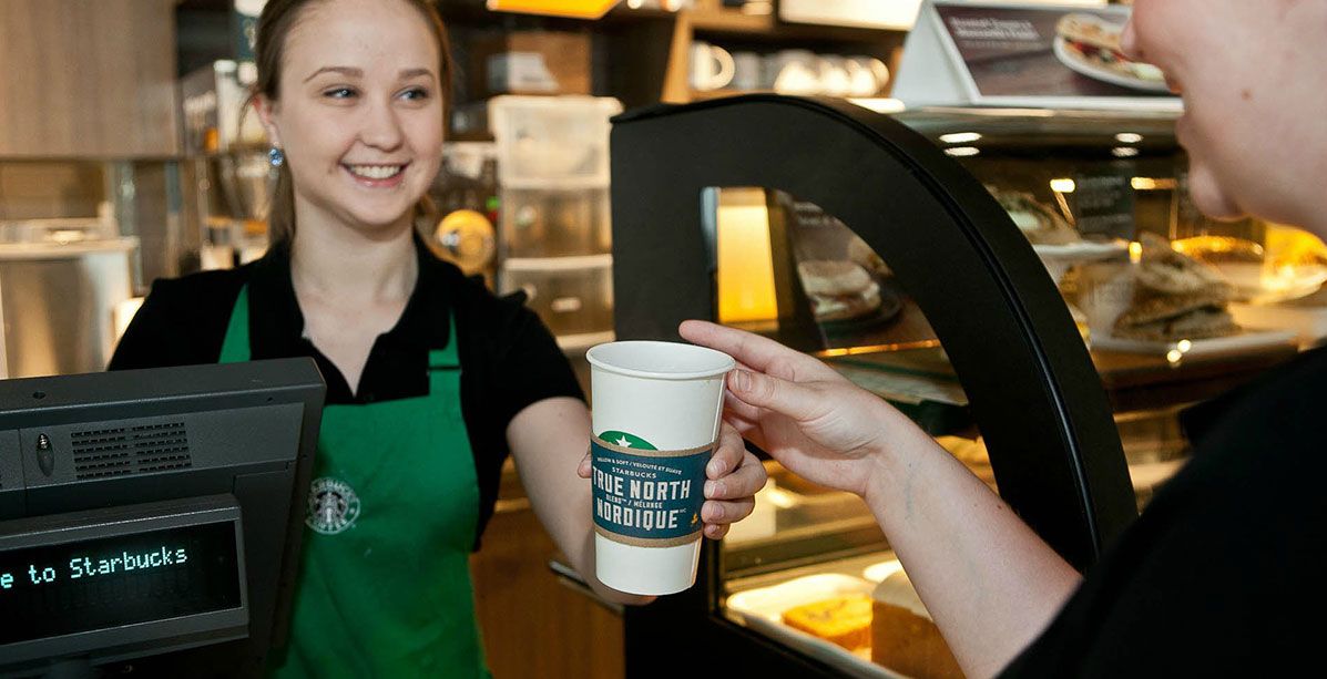 لماذا يخطئ موظفو "Starbucks" دائماً بتهجئة اسمك؟