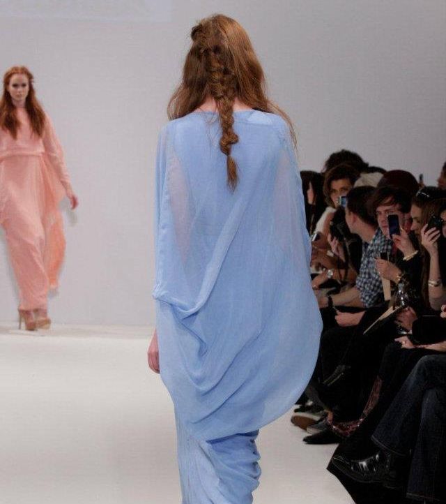 عباءة من الأزرق الفاتح محددة الخصر