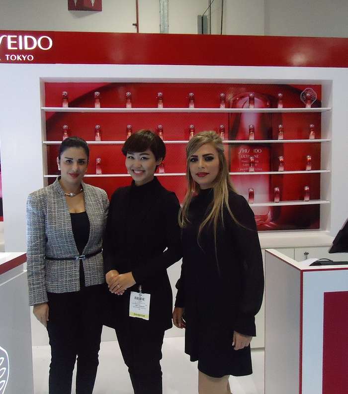 فريق عمل ماركة Shiseido في المعرض
