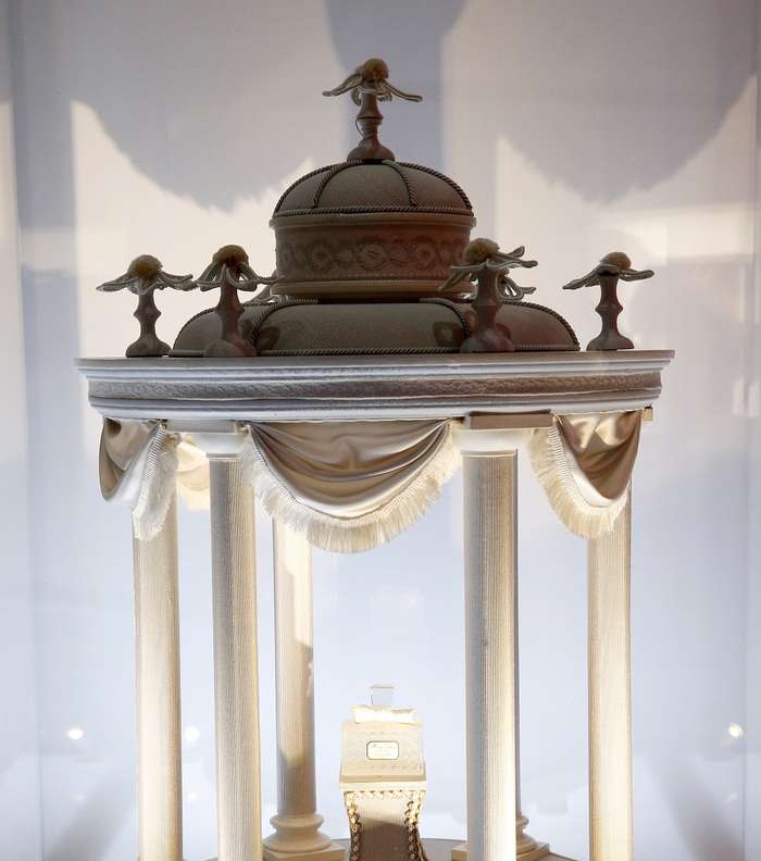 احد التصاميم المعبّرة عن تاريخ عطر Miss Dior