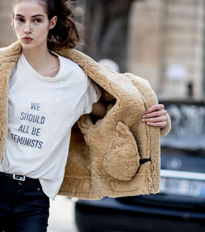 ارتدي التي شيرت الاشهر هذا الموسم من ديور مع سترة الفرو