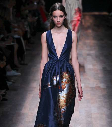 الفستان الكحلي الفخم