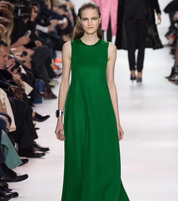 الفستان الطويل باللون الأخضر