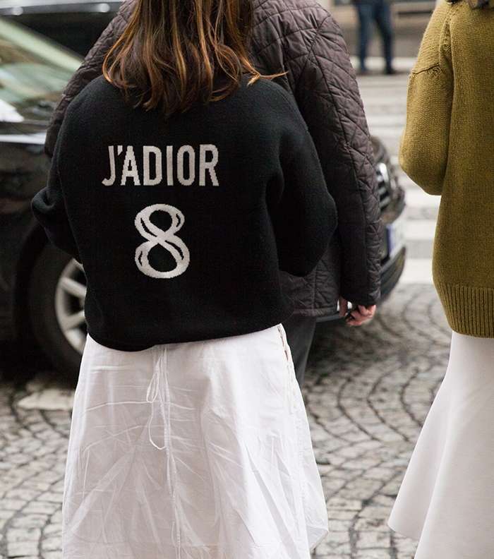 الكنزات المطبعة من علامة Dior في شوراع باريس خلال اسبوع الموضة