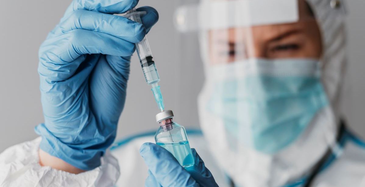 الفرق بين لقاح فايزر واسترا