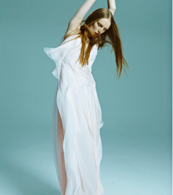 من Mooda.com، صوفيا غيلاتي تختار فستاناً من توقيع كارولين سيقلي