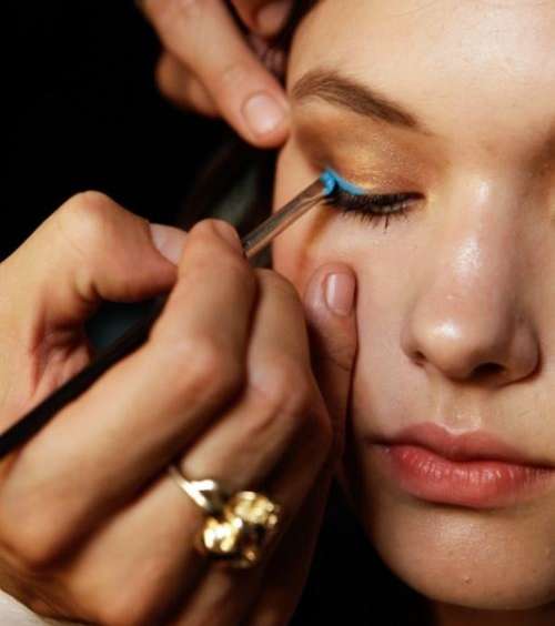 الأزرق يفتّح لون عينيك، وننصحك بتجربة مكياج السموكي بالآيلاينر الأزرق