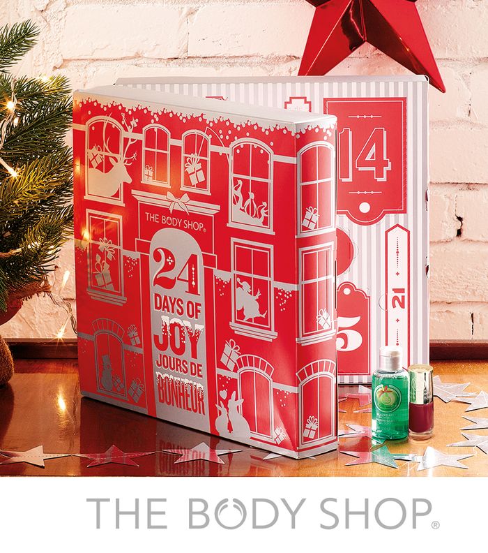 هدية صممت  بشكل مجسم كتاب أحمر مزخرف بأمنيات العيد