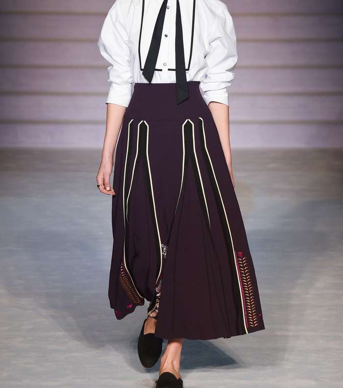 السروال الواسع بقصة الـ Culotte مع القميص بالعقدة الطويلة على الياقة من تمبرلي لندن لشتاء 2018