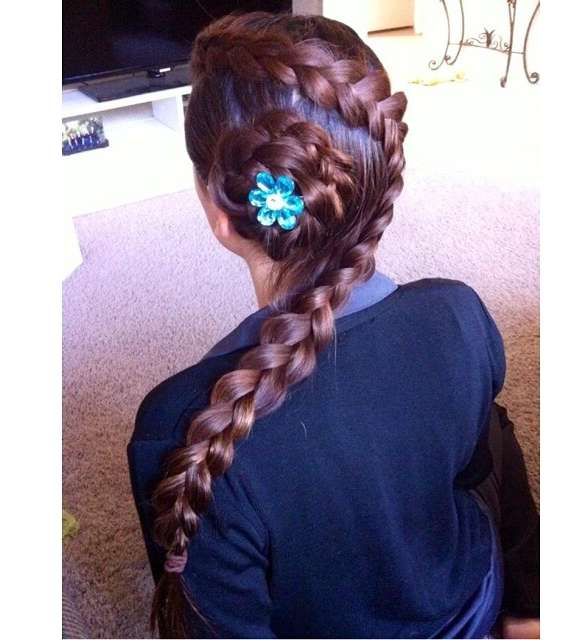  تسريحة الضفيرة الملفتة مع الأكسسوار