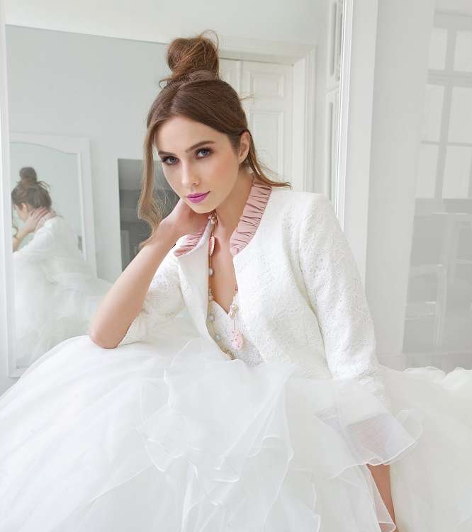 ثنائيّة التميّز مع جاكيت Mounay فوق ثوب زفاف Esposa