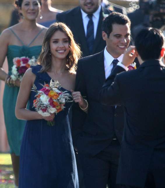 في سبتمبر 2010 ارتدت جيسيكا ألبا ثوباً كحلياً أنيقاً في حفل زفاف صديقتها 