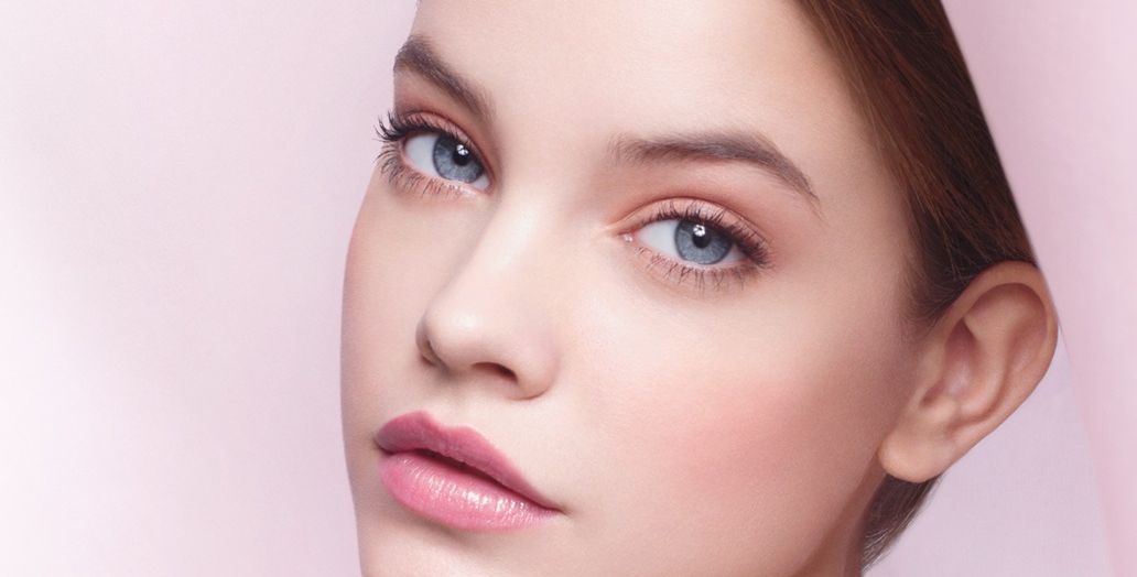 اتقني تطبيق مكياج عيون وردي