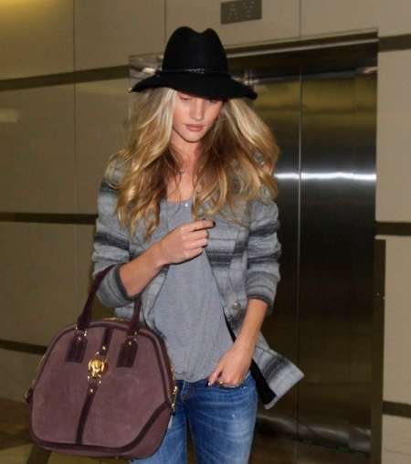 Rosie Huntington-Whiteley  ترتدي حقيبة من Burberry