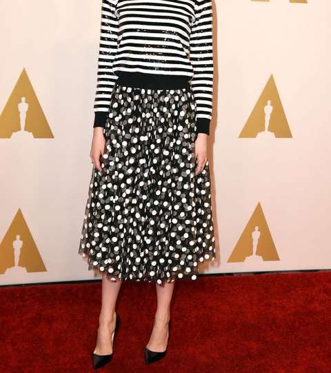 من طرق تنسيق القميص المقلم ان ترتديه مع الاقمشة المنقطة