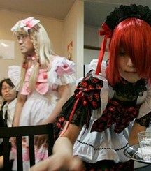 مطعم النادل فيه يلبس زي فتاة