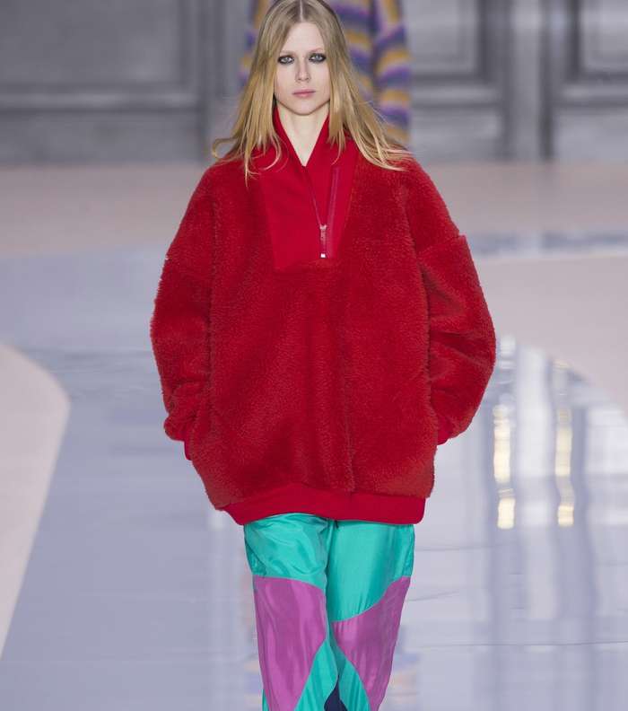 الكنزة الصوفية الفضفاضة مع السروال الحريري المطبع من كلوي لشتاء 2018