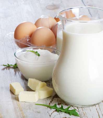 إضافة إلى التبييض، يؤدي الحليب دوراً مميّزاً في ترطيب بشرتك خصوصاً إذا مزج مع العسل وعصير الليمون 