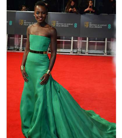 Lupita Nyong تتألق بفستان من توقيع كريتسيان ديور