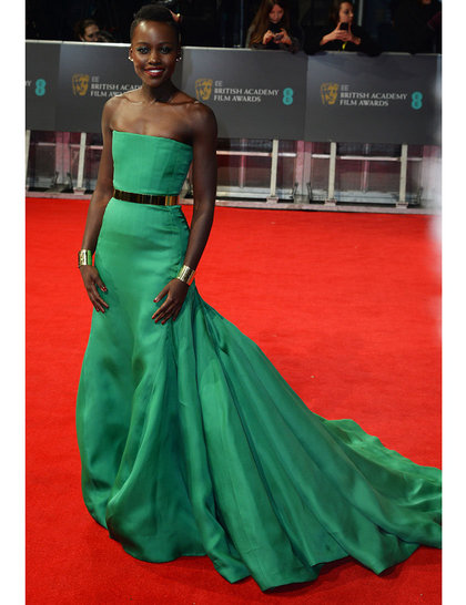 Lupita Nyong تتألق بفستان من توقيع كريتسيان ديور