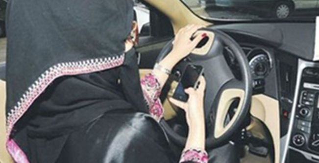 السعوديات ينشرن فيديوهات وصور على الإنترنت