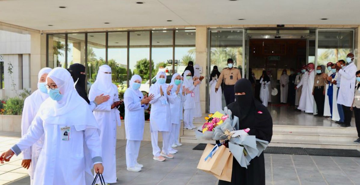 الاحتفال بخروج أول متعافية  من كورونا في بيشة 