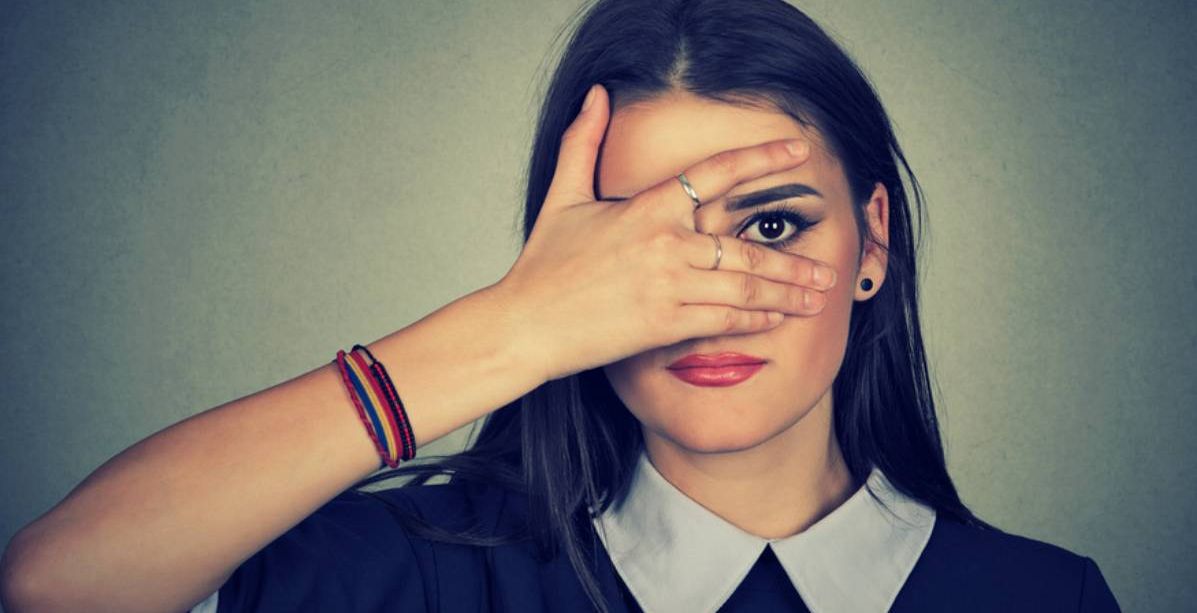 عقد نقص تبعده عنك