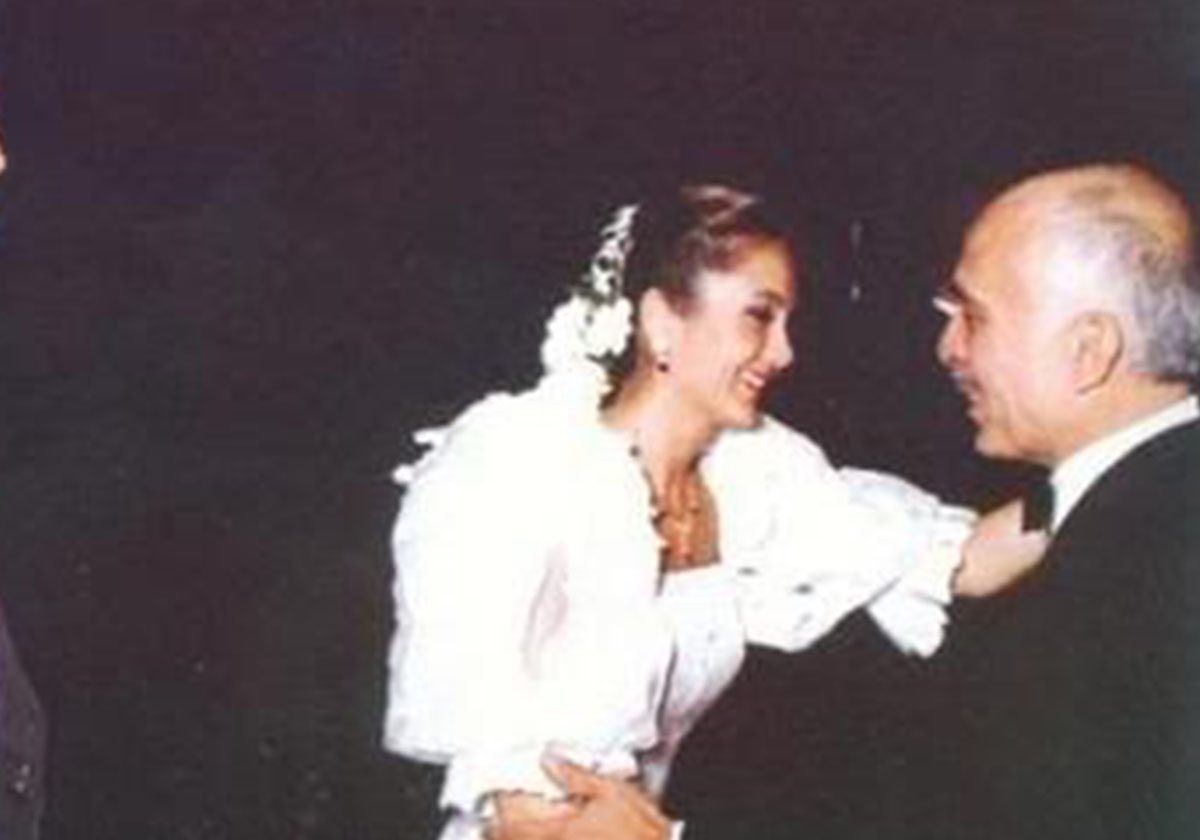 صورة تجمع الأميرة عالية يوم زفافها مع الملك حسين