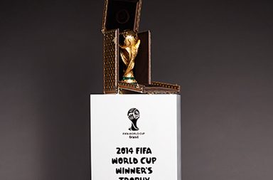 صور الحقيبة الخاصّة بكأس العالم لكرة القدم من Louis Vuitton