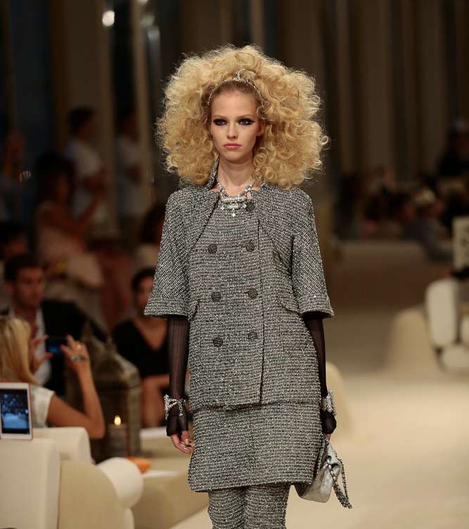 قصات دقيقة للغاية في موديلات أزياء CHANEL Cruise 