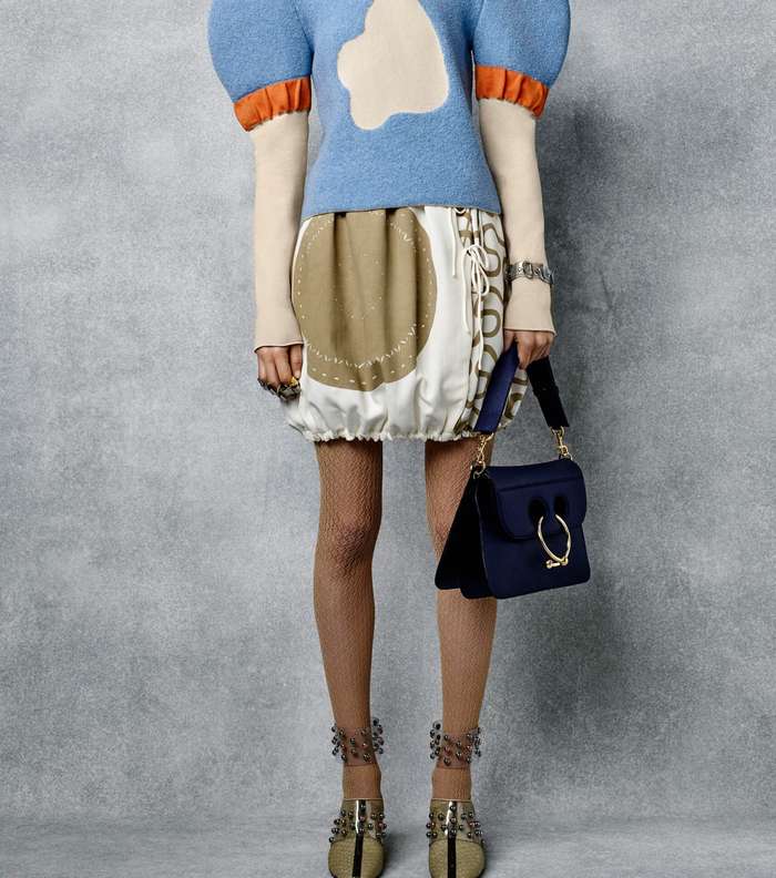 موضة الكنزة بقصة الاكمام المنفوخة على الاكتاف والتنورة بقصة الجرس من JW Anderson